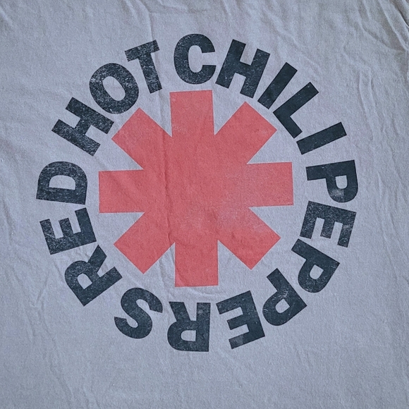 Red♥️ Hot🔥 Chili Peppers🌶 Graphic Tee👕 - NWT - Picture 3 of 10